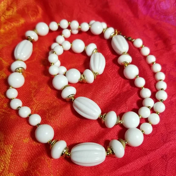 Long vintage necklace white beads gold tone molded ridged - Picture 11 of 14